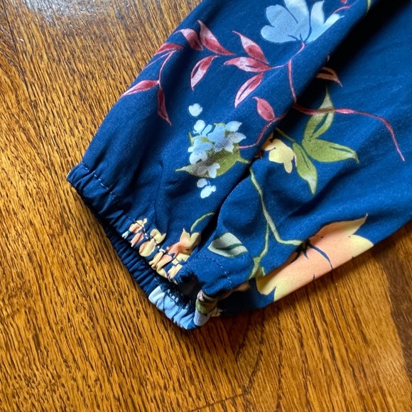 Vince Camuto Blue Floral Blouse - Size Medium - Picture 4 of 6